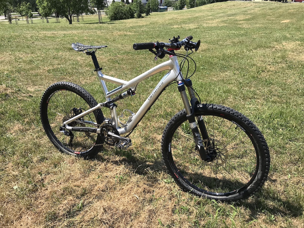 Fox 32 Talas, XTR derailleur, Elixir RSL brakes... and still old school 26 inch wheels! Few upgrades made on it (to make it a bit more modern): wide handlebar, short stem, spider saddle and a few details more. That's setup for the summer 2019!