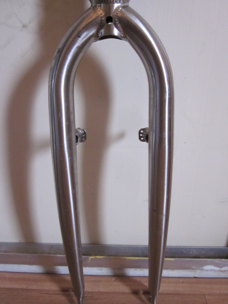 Steel forks 1 1/8" threaded with extended ahead steerer tube.
Total lenght 21cm, from 10-15cm threaded.