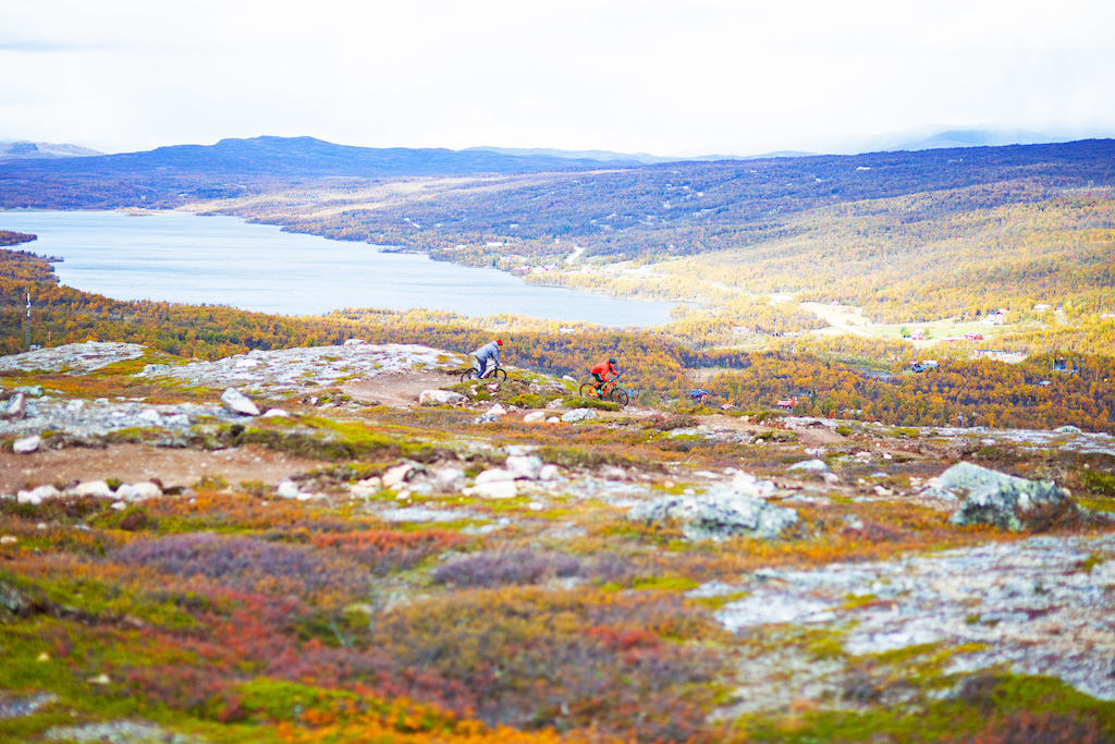 Cyklister i Fjällflyt med sjön Malmagen i fonden.