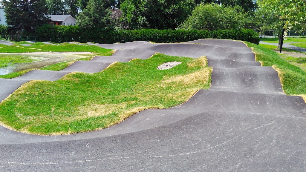 Pumptrack, piste à vague