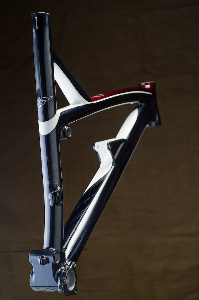 Custom paint job.
YT industries Wicked 150 ltd - '2012
Seat tube logos - no decals only paint