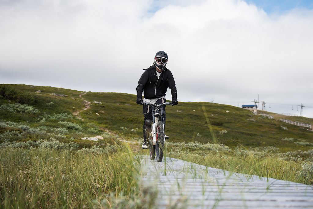 Cyklist på bro i Downdays