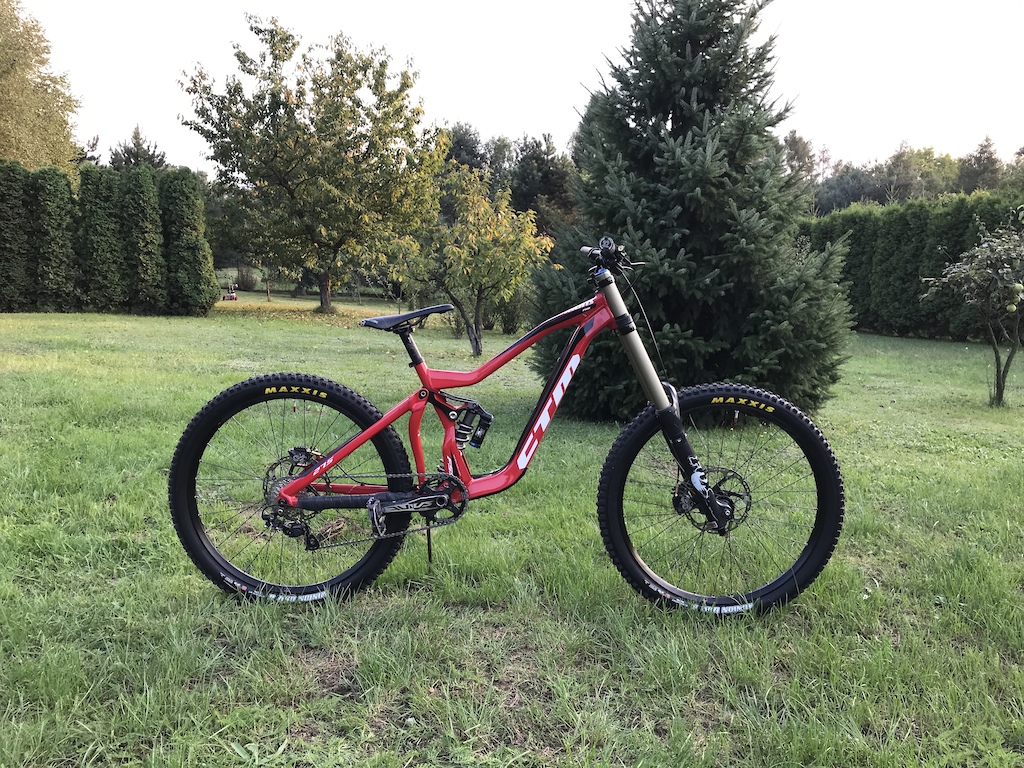 CTM Mons Pro 2017 custom made updated to 27,5" wheels: Fox DHX RC4 Kashima Ti Coil - Fox 40 RC2 2011 Ti Coil - Shimano Saint brakes, crank and pedals - Shimano Zee derailleur and shifter - Maxxis DHR II 2.4" 3C TR WT 2PLY - Wheels: Novatec hubs, Rodi Tryp35, tubeless