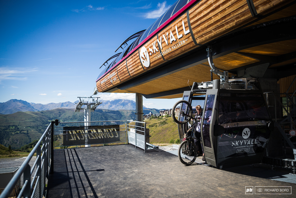 Used by the riders to reach the start of stage 3 and 5, the new "Skyvall" gondola were inaugurated this last August.