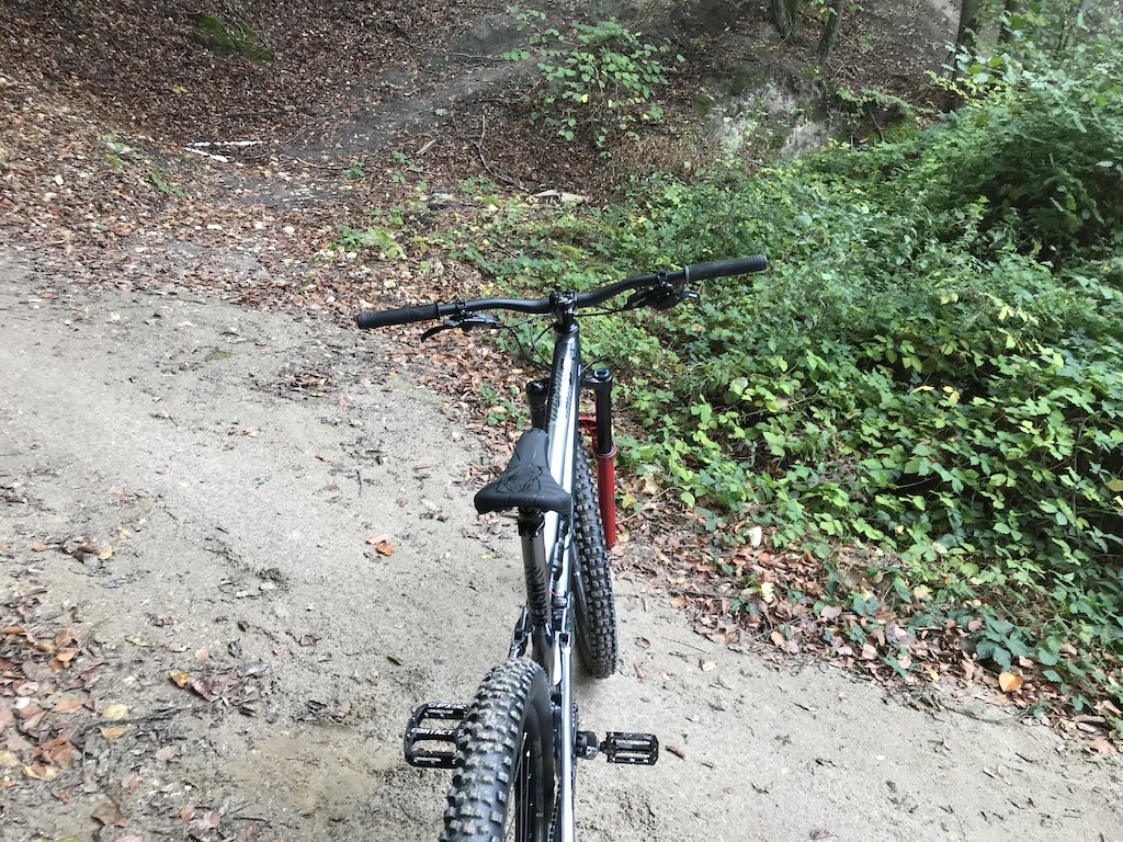 Brand new commencal clash race 2020 with chomag parts.