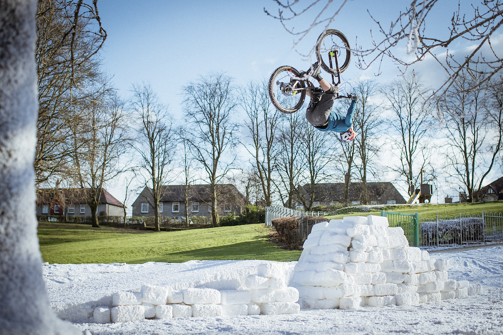 Nothing really seems to be impossible for Danny. The 33-year-old has tricks in his portfolio that most bikers can only dream of. But now, could it be that Danny is even able to influence the weather? In his latest project “Eberspächer & Danny MacAskill – Control YOUR climate” the Scottish bike professional controls the weather as he pleases, thus creating completely new challenges to play out his tricks.