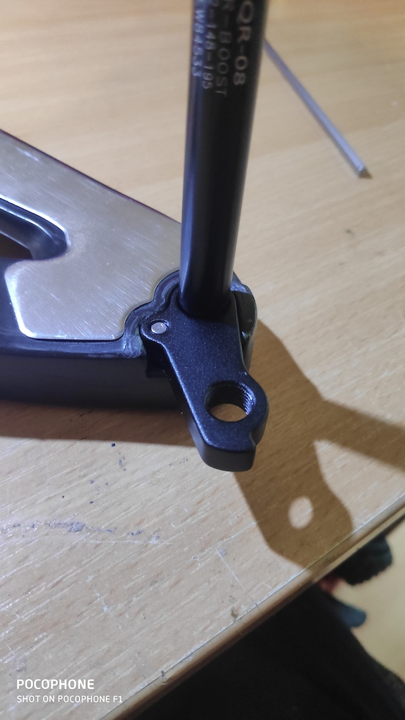 testing if derailleur hanger fits with axle for new thread