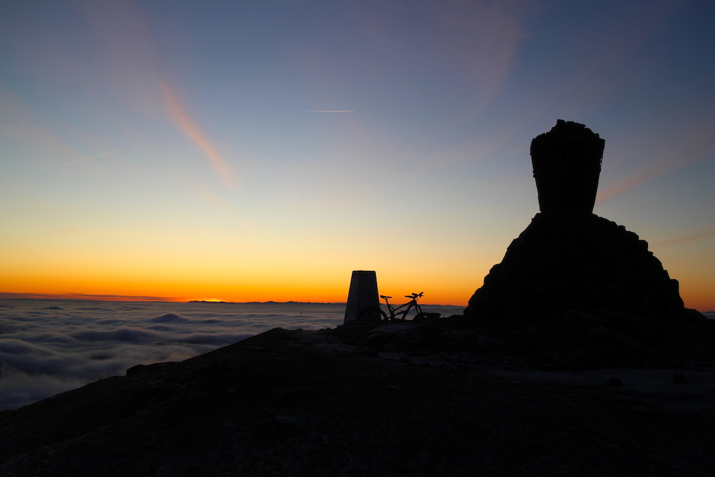Sunrise on Dumyat summit above a cloud inversion, in sub-zero conditions - perfect for riding.