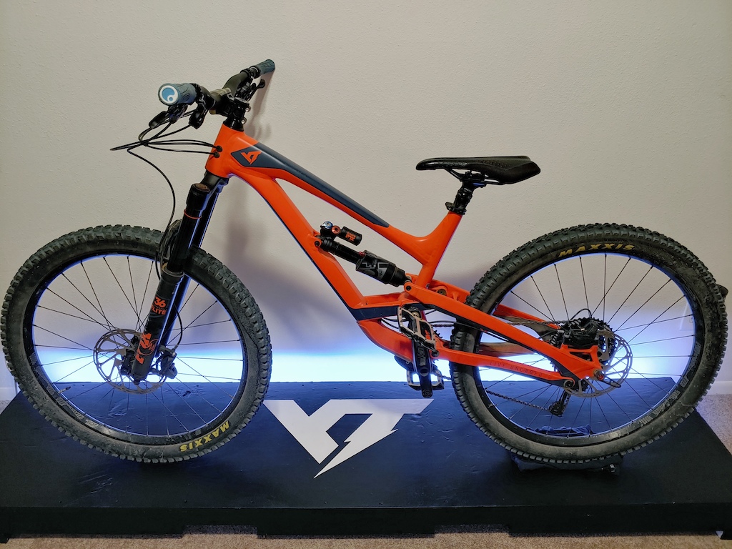 Bike stand with pressure activated switch hidden under the front tire