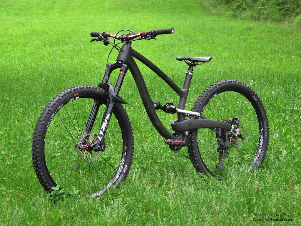 Carbone prototype of an enduro bike with 170mm travel