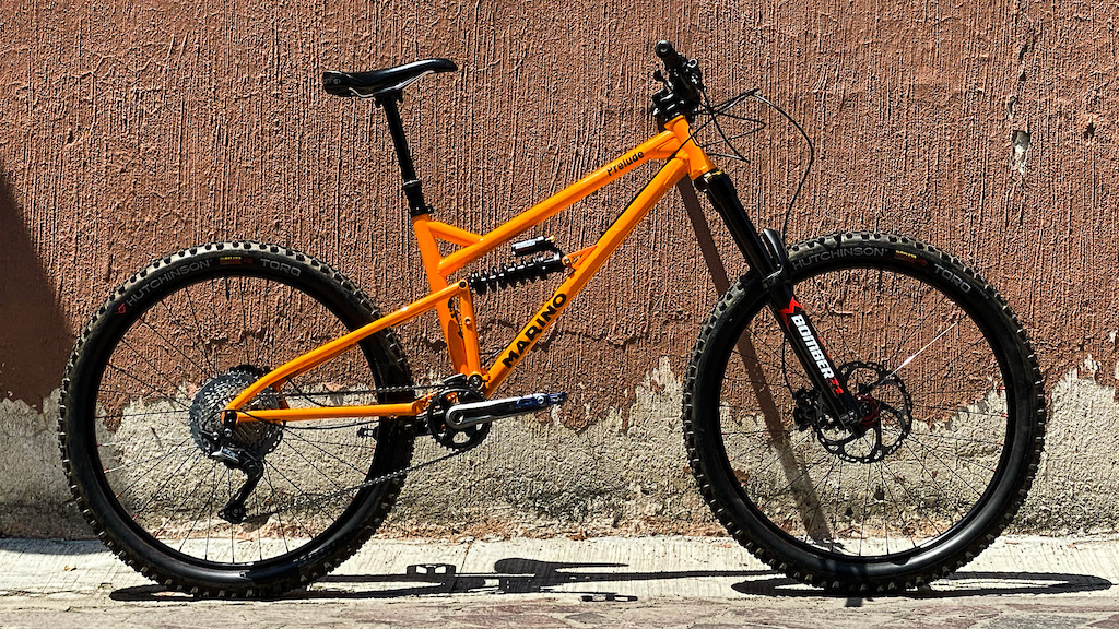 The Prelude 150 is a 4130 Cromoly machine with a 63.5º headtube angle, 150mm of rear travel and a 210x55mm shock. It is a very enjoyable bike: handles well, jumps smooth and is is incredibly tamed for any level of rider. Geometry jackpot for us.