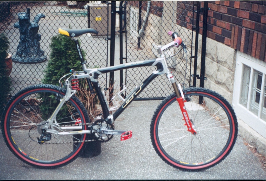 New Bike Day 1997 - GT STS with Marzocchi Z1 Bomber, Chris King hubs and headset, Mavic Ceramic Rims, XTR drivetrain and v-brakes, Gripshift X-Ray 800. Race Face Turbine cranks with DX pedals. 

2020 Note - I still have the original King/Mavic wheelset in good running condition