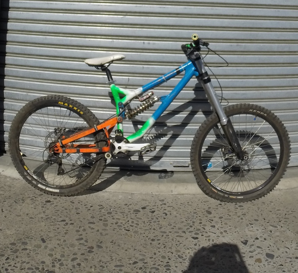 Super sick DH bike,is the same geometry of intense 951!
Now with Magura brakes haha