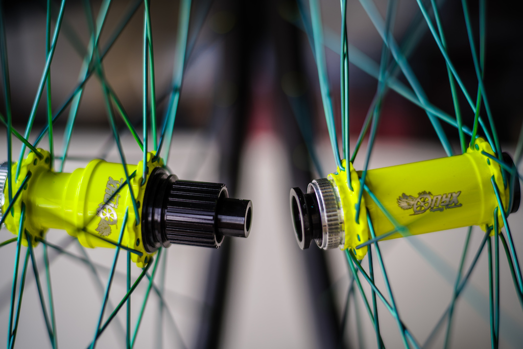 Front: 650g Onyx Vesper CL 15mm Boost TC, 2.0 Ti Spokes, Nextie NXT27RM30
Rear: 885g Onyx Vesper CL 148 Boost MS, 2.0 Ti spokes, Nextie NXT27RM30