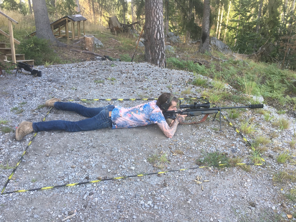 Me, shooting steel at 1000 meters.
Scored 4/6 hits.
Making shit look good, sporting jeans and hawaii t-shirt.