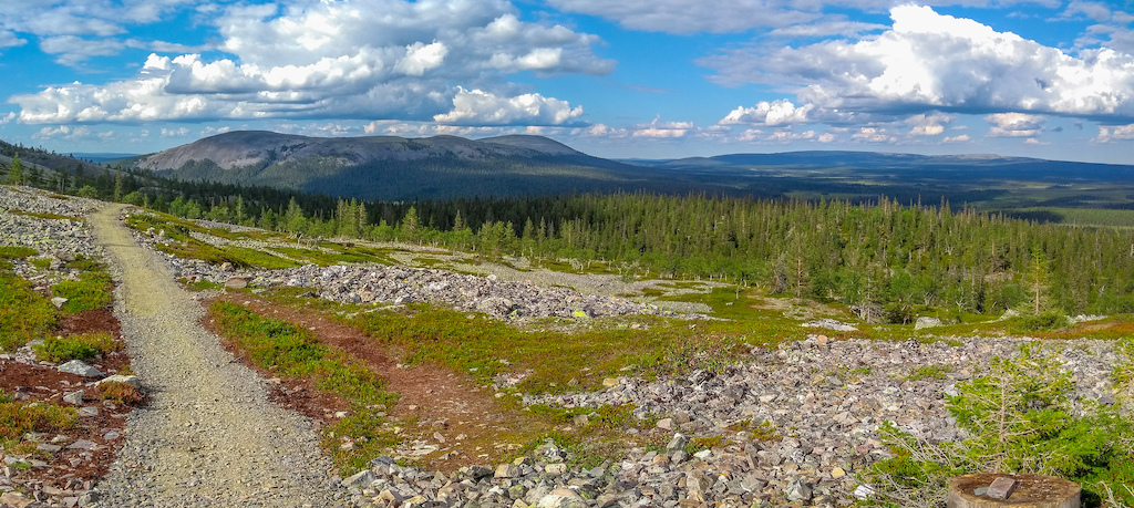 View from Keskinenlaki summer trail to Kesänkitunturi and surroundings.