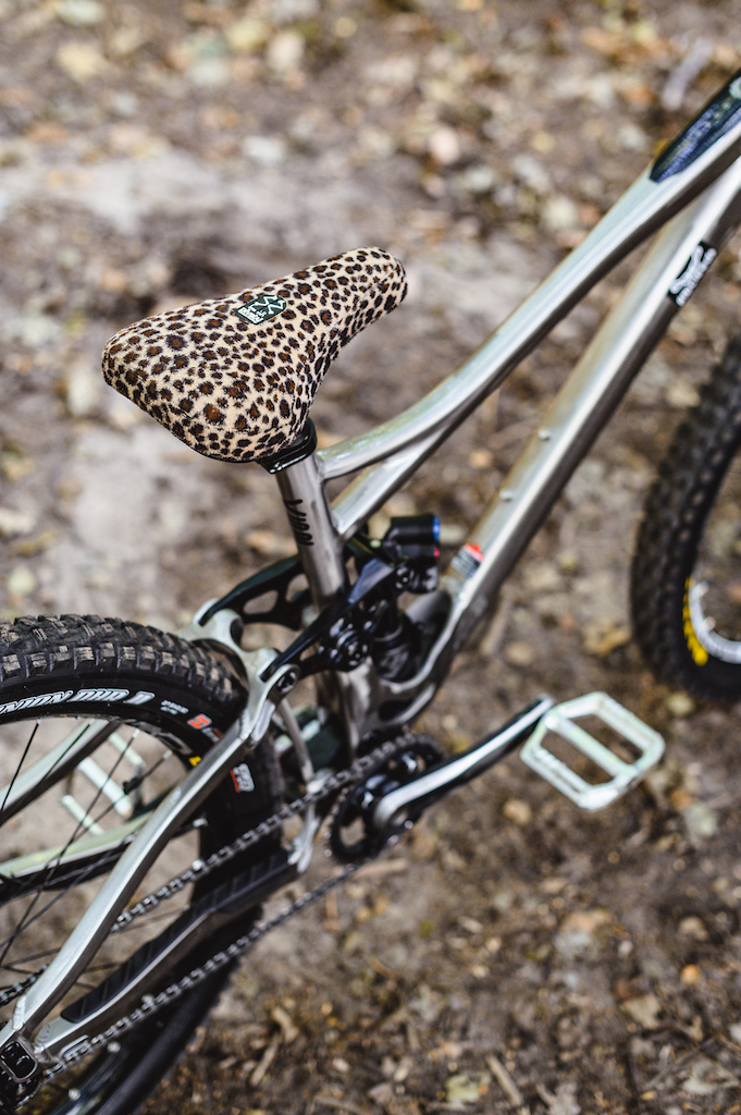 【30㎝】UA Banshee Ripshot Mid MC ラクロス スパイク ラクロスシューズ（スパイク）｜ラクロス用品専門店 LAX KONG