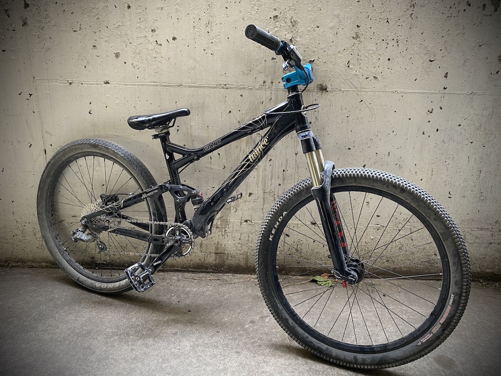 2006 giant trance 4 dj bike I built up recently. Shreds so nice.