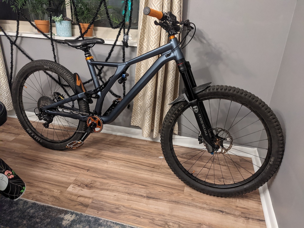 2020 Specialized Stumpjumper Evo Alloy, 27.5 / S3, custom build with Manitou Mattoc Pro forks, Nukeproof Horizon wheelset, Shimano XTR / XT 11sp drivetrain, Shimano Zee brakes. Rest of parts mismatched from Race Face, Wolf Tooth, Renthal and Chromag