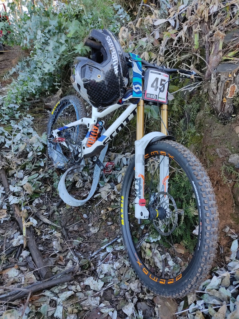 Florent Payet bike after crash