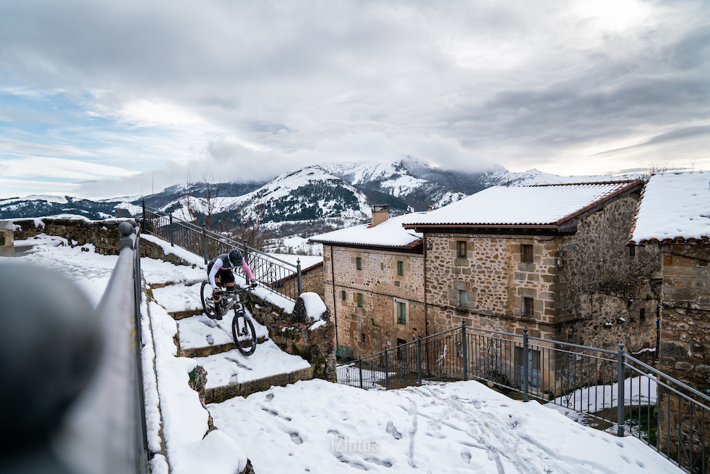 Anita going down the stairs with her Alutech mtb in Cubilla de la sierra (Burgos) on a snowy day.