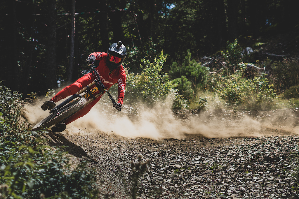 Nuno Reis scraping the dirt with his heels.
