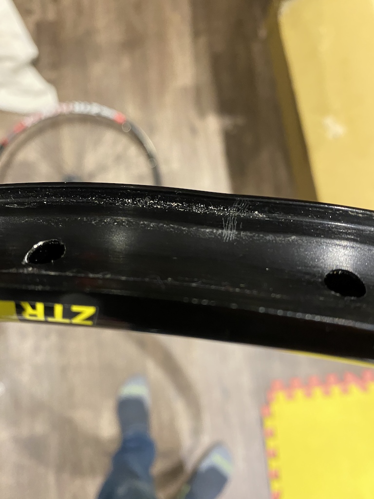 damaged rim sold as "new"