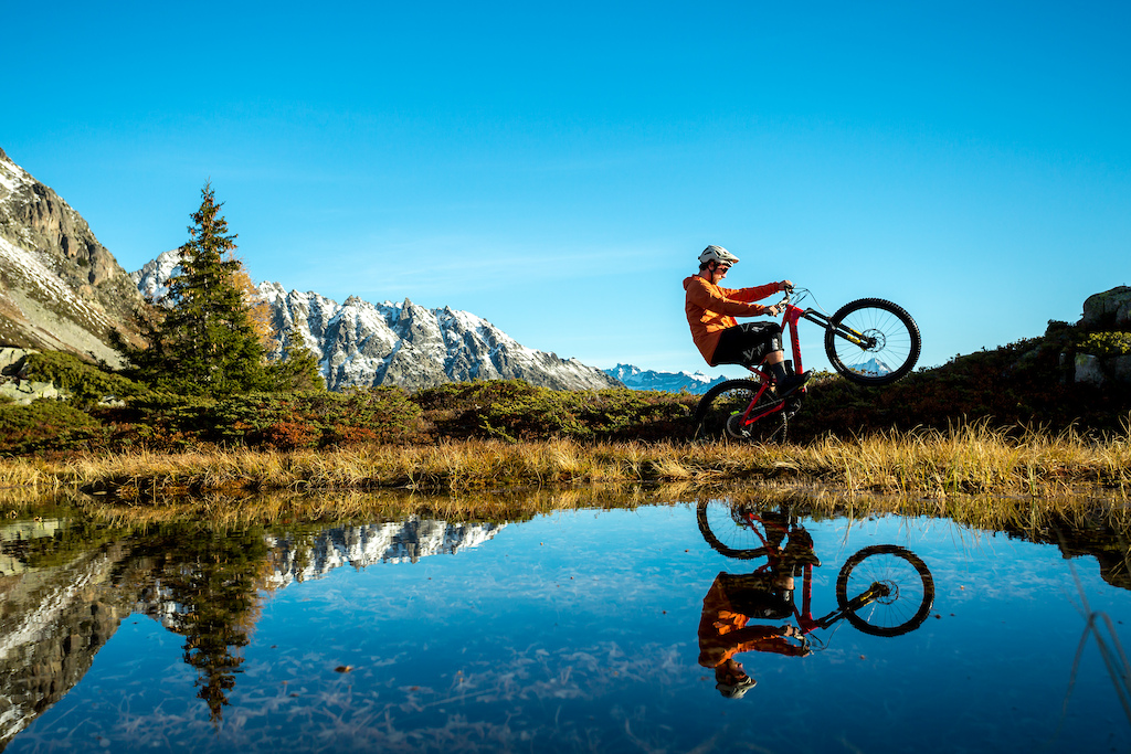 Max is riding close to a pond high up the Swiss Alps during a Turbo Levo SL's Specialized shooting.