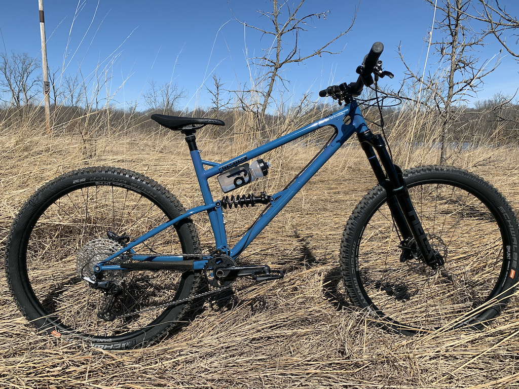 XL Starling Murmur in Slate Blue with Cane Creek Helm and DB Coil IL Shock, PNW Loam Dropper, Deore drivetrain and 4pot brakes, Hunt Trail Wide wheels with Schwalbe Magic Mary(F) and Hans Dampf (R), One Up pedals.