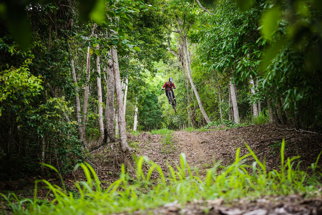 Video: Tracey Hannah Sends the Cairns DH World Cup Track On Her Enduro ...