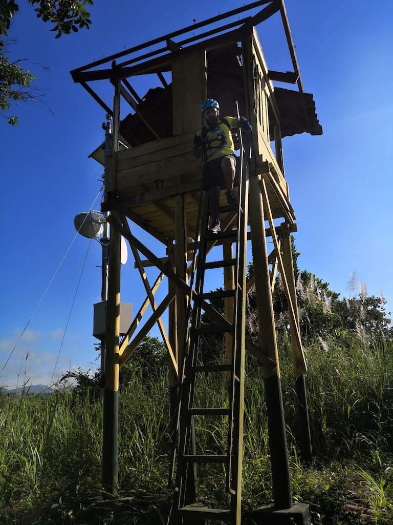 Mirador (¿Observación de aves o puesto de vigilancia?) en la cima de la colina.