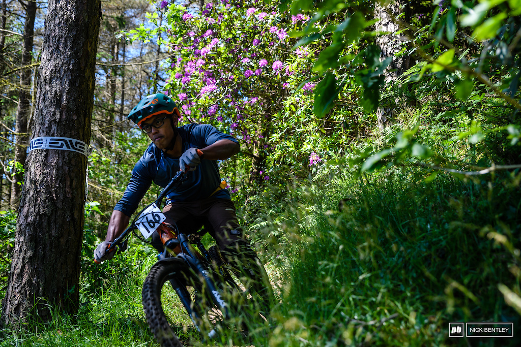E-BIKE WARNING I ll just leave the next bit here Any E-Bikes found to be modified or chipped ment disqualification for its rider and as always E-Bikes only raced other E-Bikes. Alex Hoole was out having a blast on his ebike despite his serious face.
