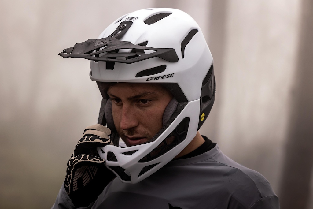 FALSK værdi Fristelse Dainese Returns to MTB Helmets with the Lightest Full Face Helmet on the  Market - Pinkbike