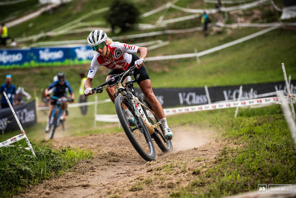 Olympic champ Jolanda Neff led the first lap but would slip back to 5th with a few mistakes.