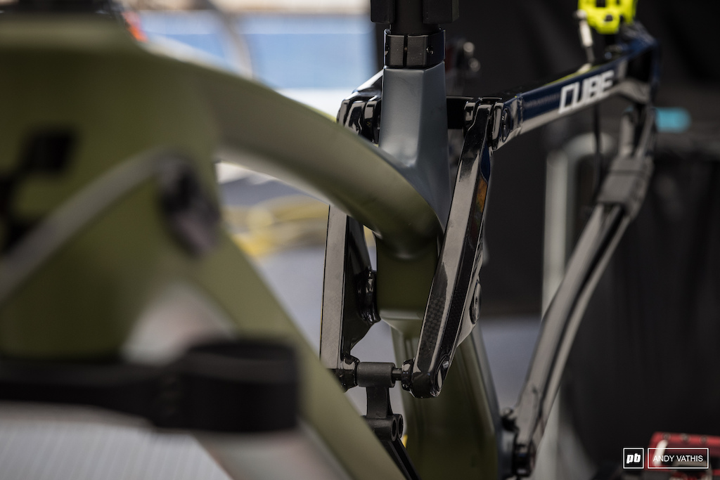 Naked carbon linkage on the Cube bikes.