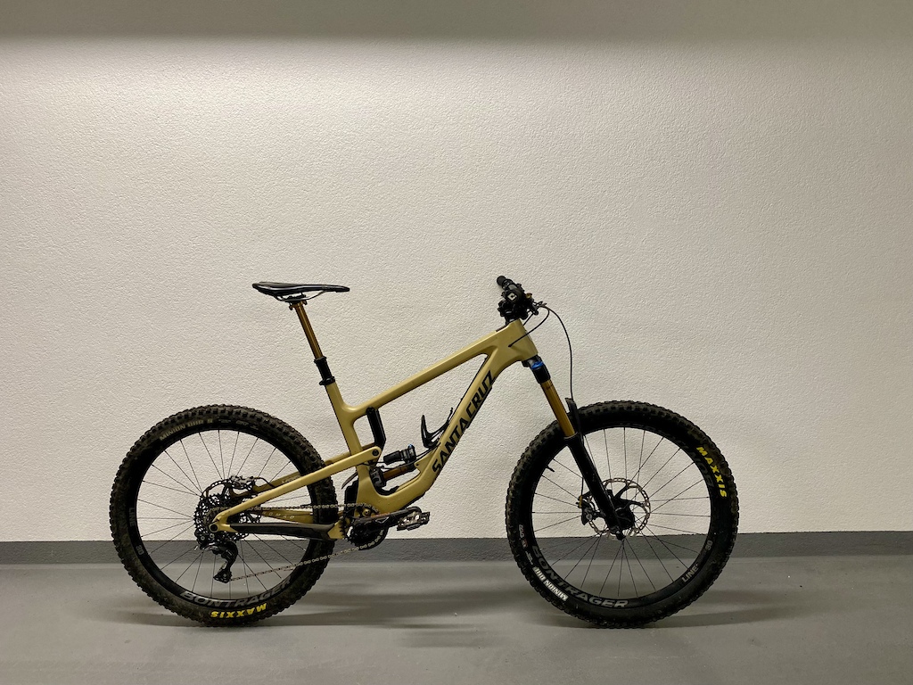 Santa Cruz Nomad L
Fox 36
Fox X2
Race Face Sixc
Renthal Fatbar Carbon
Shimano Saint
Bontrager Line30
Burgtec MK3
