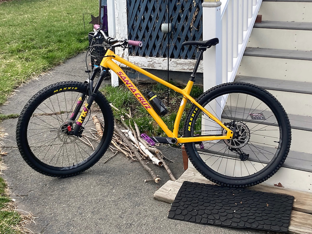 This hardtail ride is InnnSaaaaNE!!! Just wait.. soon I'll have all the extras on it, chainring, Deity bars, Mucky Nutz, valve stems, yadda, yadda..

It's locked up w/my Stumpjumper right now. I THINK I can hear the two of them in there makin' out! Woo hoo!