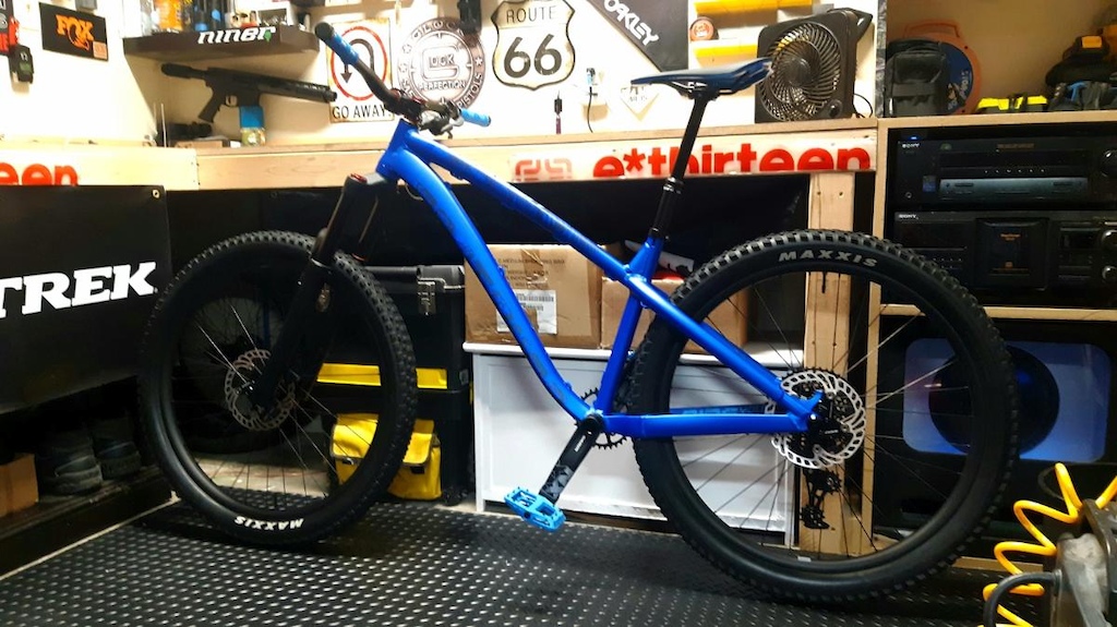 BX 150mm dropper, Nukeproof Vector AM saddle. FiftyFifty lock on grips and pedals.