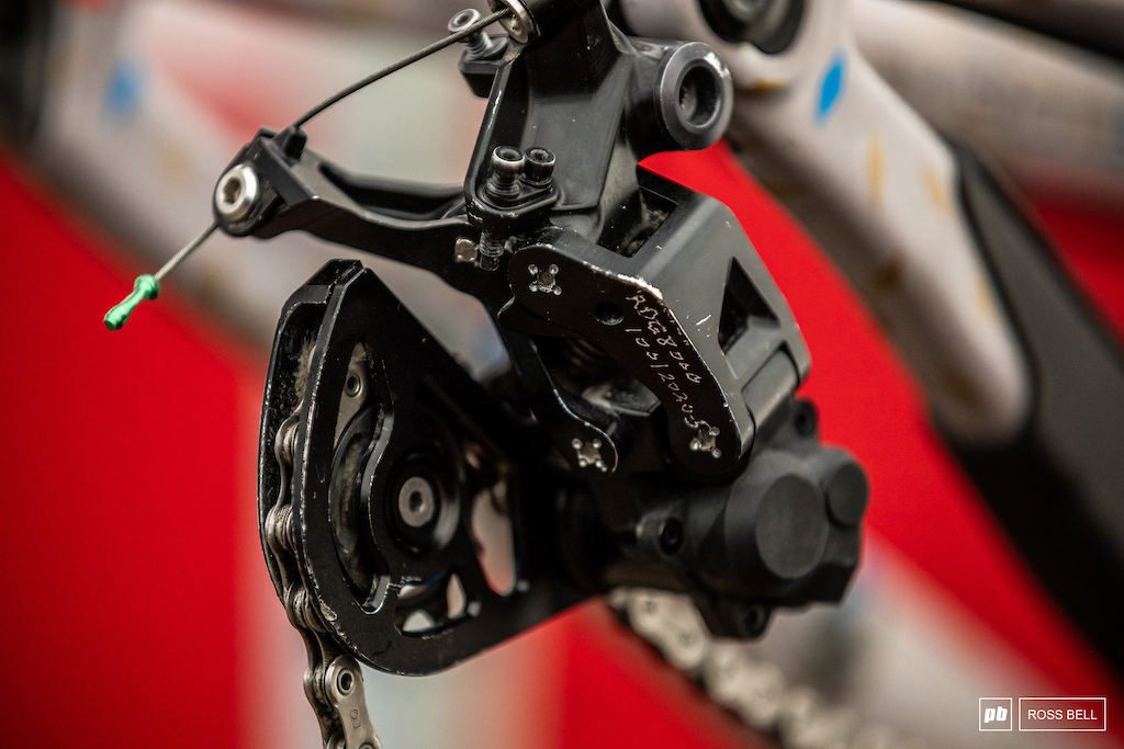 Greg Minnaar is still continuing to run that unmarked Shimano mech thought to be the new Saint.
