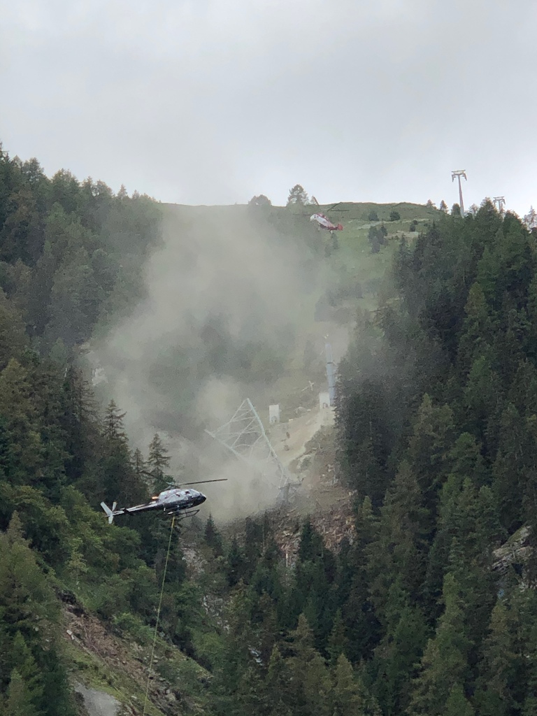 Gondola construction with two helicopters