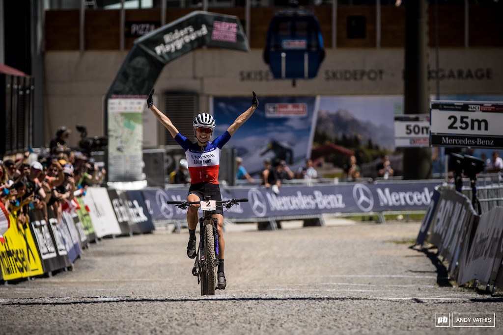 Loana Lecomte takes the win after what was an exciting race from start to end.