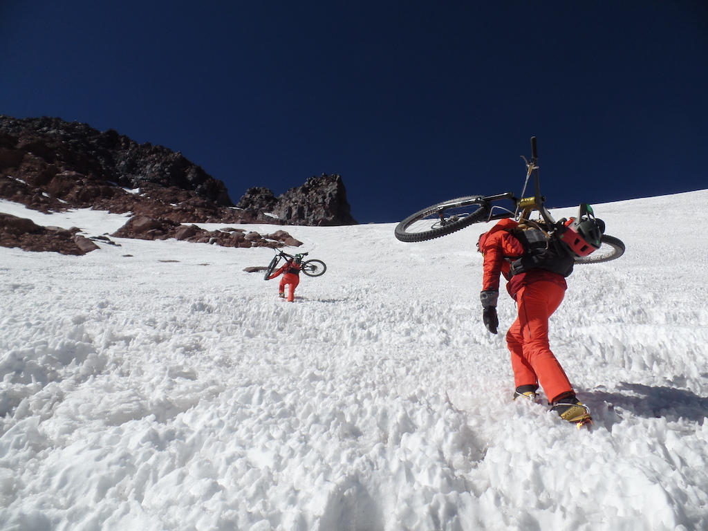 Crossing the glacier at 6.200 meters.