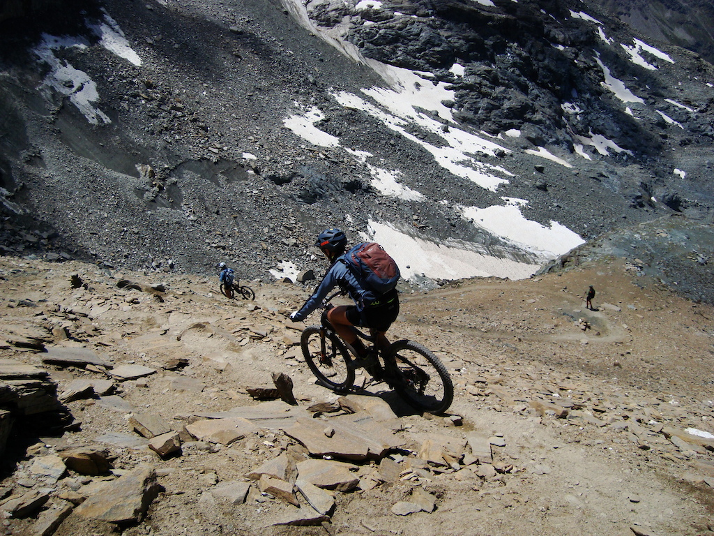Cicloalpinisti in discesa dal Mont Taou Blanc