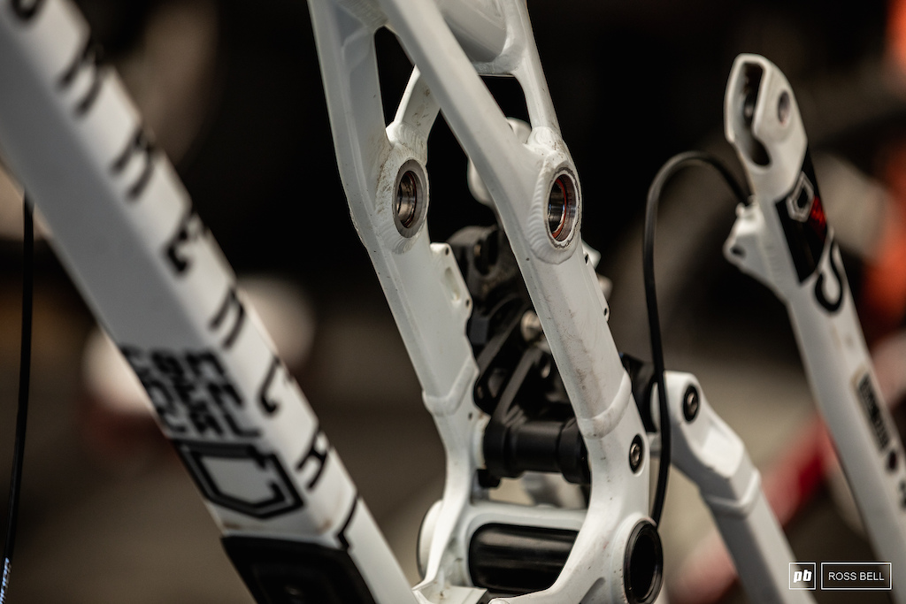 A look at the inner workings of the Commencal Supreme.