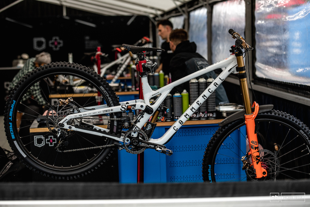 Myriam Nicole s Commencal Supreme.