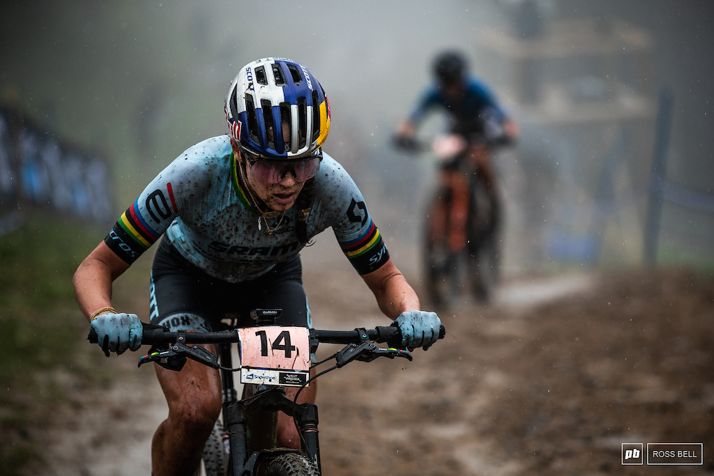 Kate Courtney digging deep through the worsening conditions.