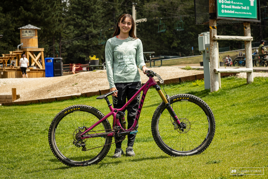 Teagan Heap and her Pivot Shadowcat. There are a fair few of these knocking about the Strait Acres Dual Slalom however standing at 5 foot 7 and a half inches when the moon is in the right place Teagan is one of the few who has chosen to run an XS frame.
