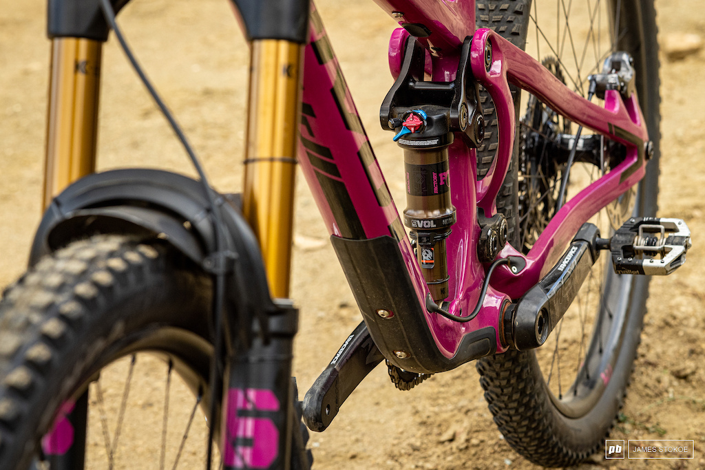 It s those little touches that tie this bike together like the matching Fox Shox sticker on the shock and the fork.