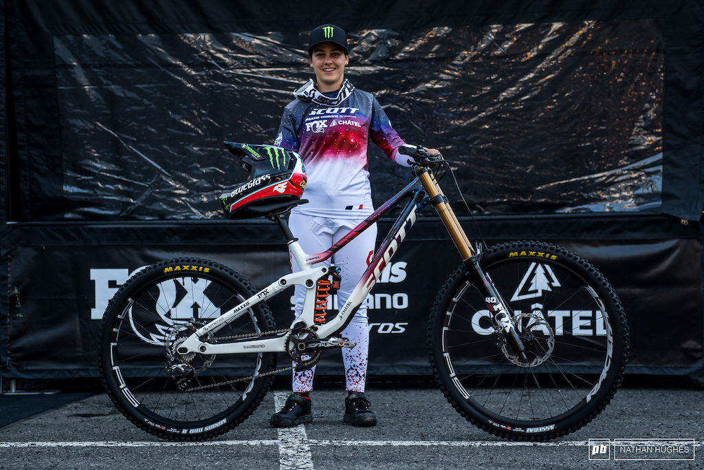 Marine Cabirou won't be competing due to her back injury, but was kitted up in the pits with some beautiful custom kit.