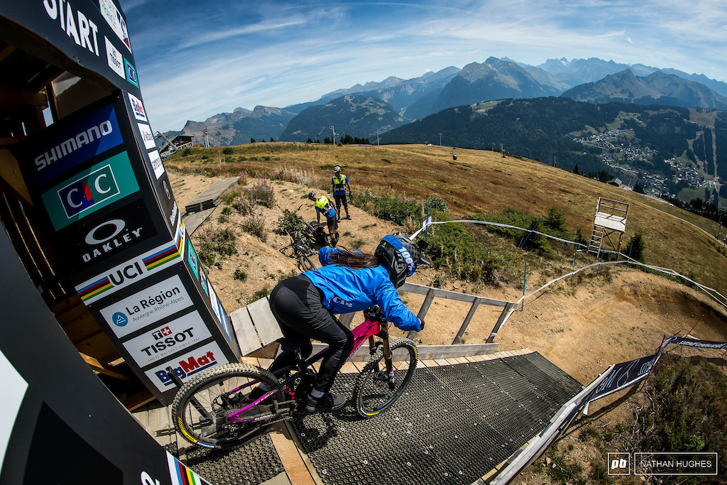 Ele Farina attacking out the gate on her fresh pink Summum.